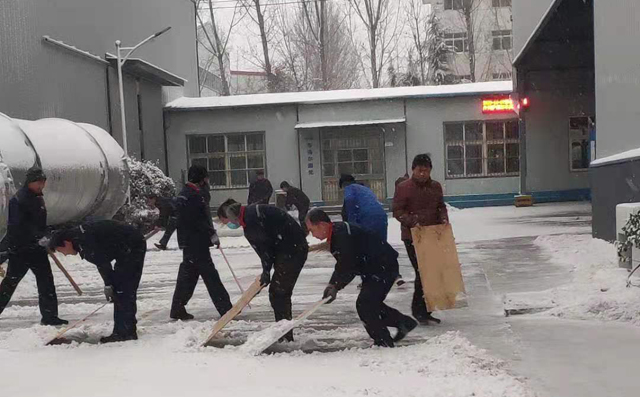 大家齊心協(xié)力共同掃雪